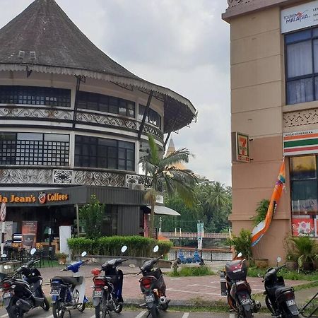 Lovely Waterfront Riverbank Suite With Pool Kuching Extérieur photo