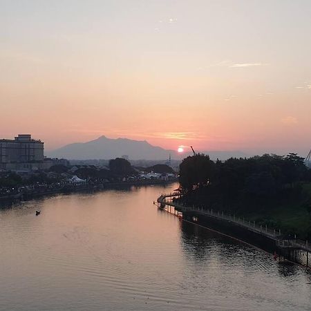 Lovely Waterfront Riverbank Suite With Pool Kuching Extérieur photo