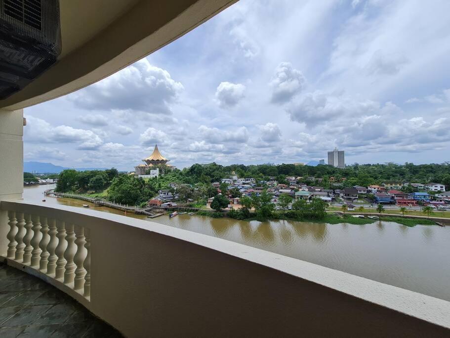 Lovely Waterfront Riverbank Suite With Pool Kuching Extérieur photo