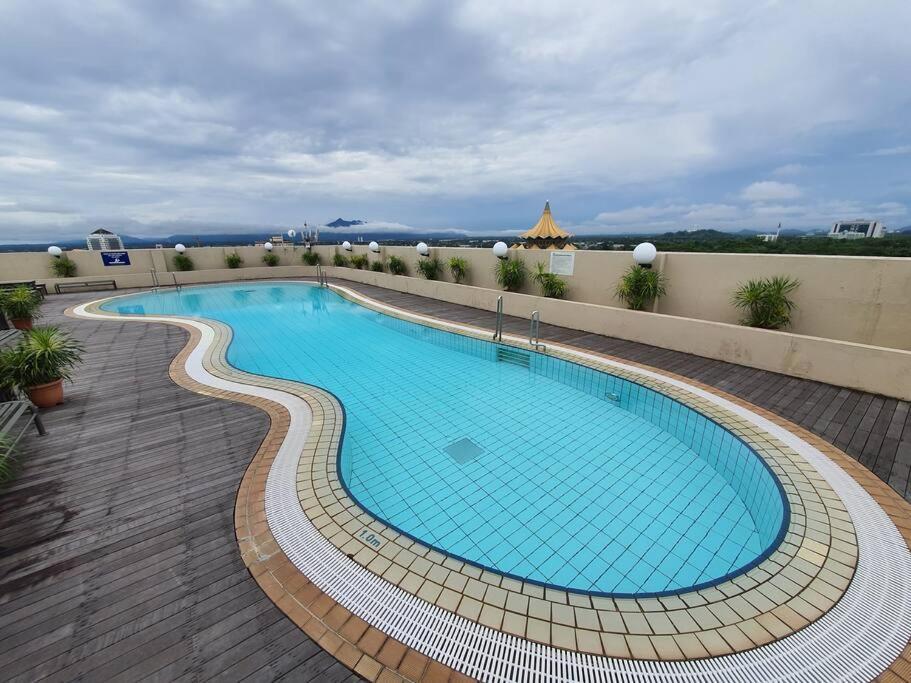 Lovely Waterfront Riverbank Suite With Pool Kuching Extérieur photo