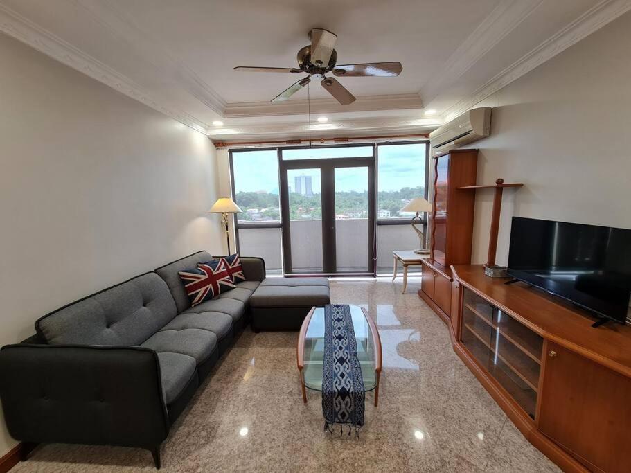 Lovely Waterfront Riverbank Suite With Pool Kuching Extérieur photo
