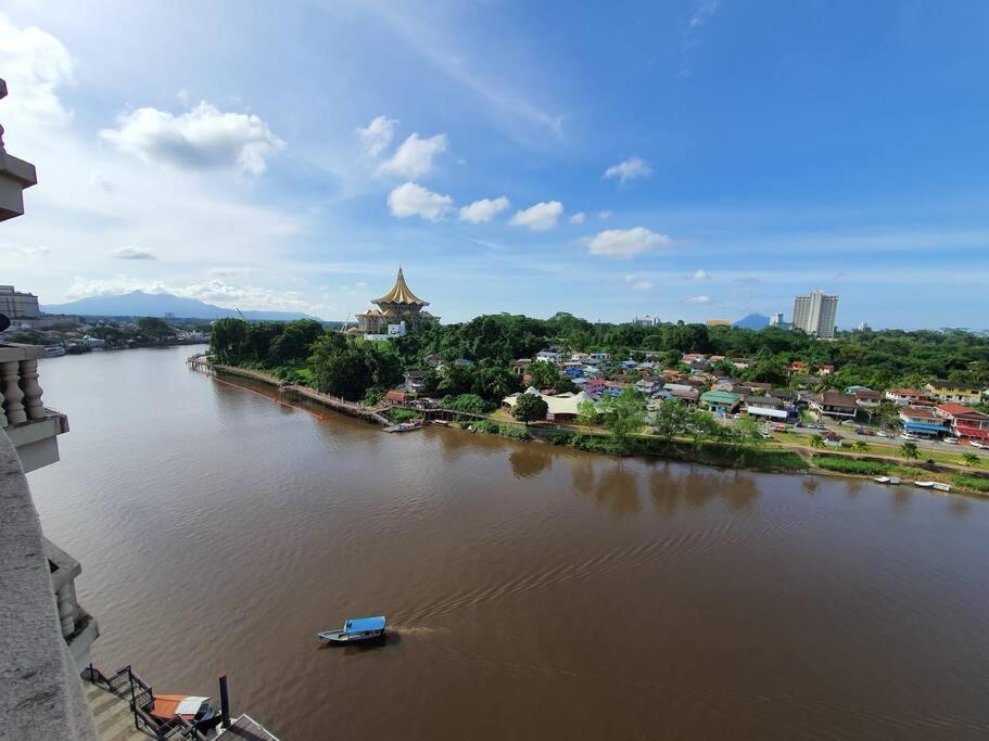 Lovely Waterfront Riverbank Suite With Pool Kuching Extérieur photo