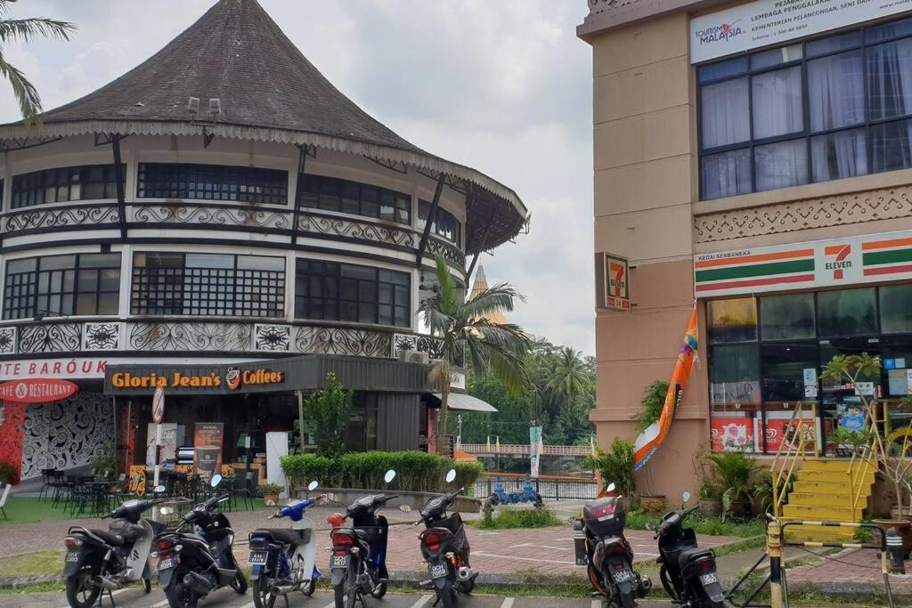 Lovely Waterfront Riverbank Suite With Pool Kuching Extérieur photo