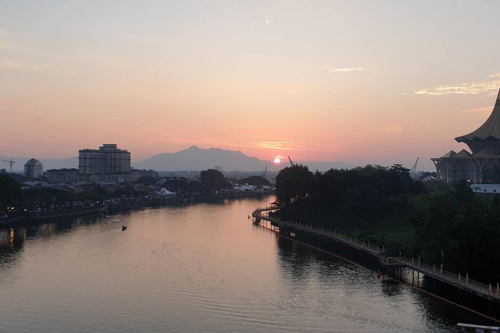 Lovely Waterfront Riverbank Suite With Pool Kuching Extérieur photo