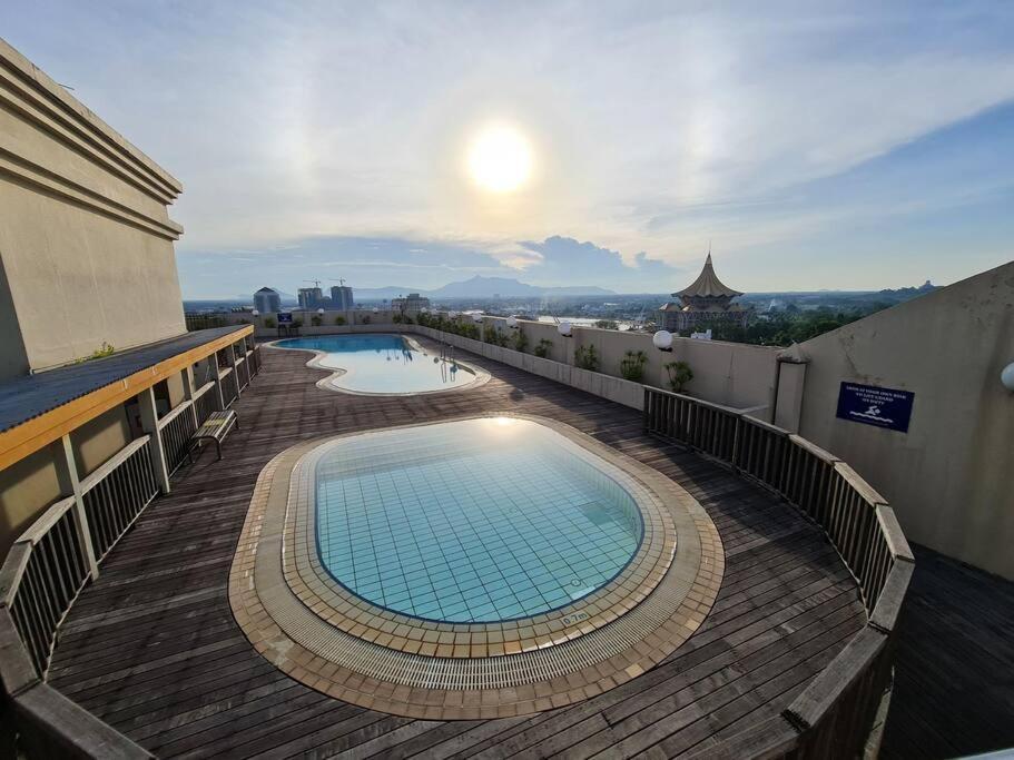 Lovely Waterfront Riverbank Suite With Pool Kuching Extérieur photo
